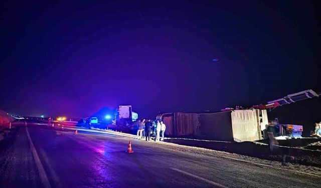 Siirt'te tır devrildi: 3 yaralı