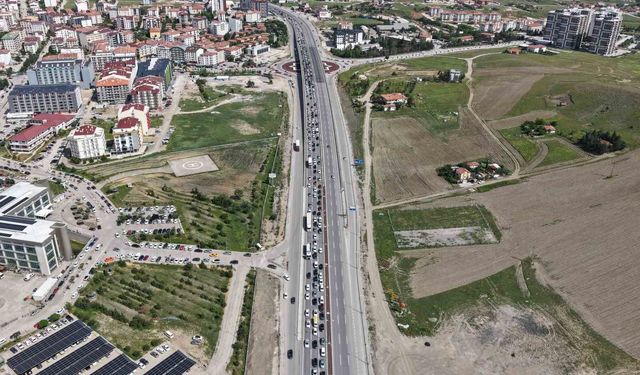 Tatil bitti, yoğunluk bitmedi: 43 ilin geçiş noktasında dönüş trafiği yaşandı