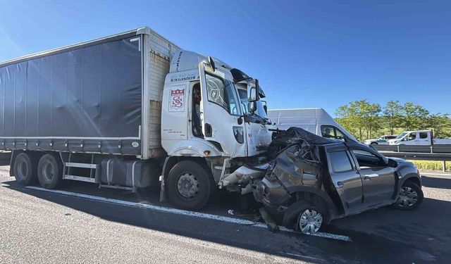 TEM Otoyolu'nda kamyon cipi önüne katıp sürükledi: 2 yaralı