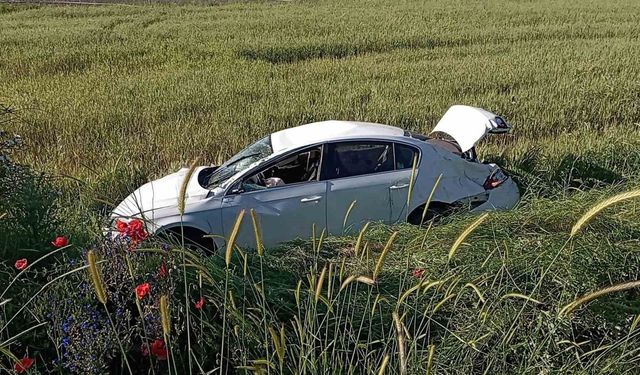 Tokat'ta otomobil ile çarpışan traktör ikiye bölündü: 2 yaralı