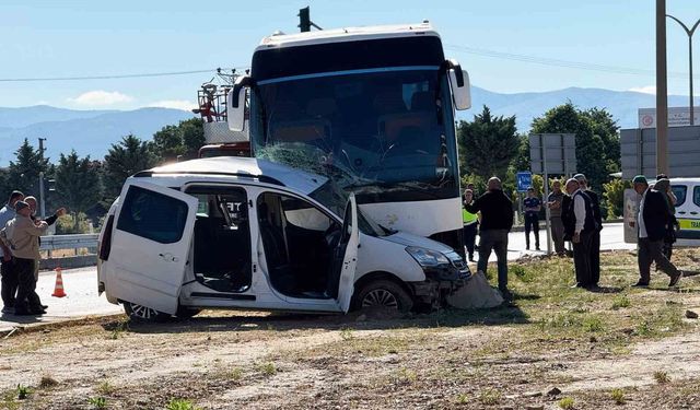 Tur otobüsü ile hafif ticari araç çarpıştı: Genç sürücü hayatını kaybetti