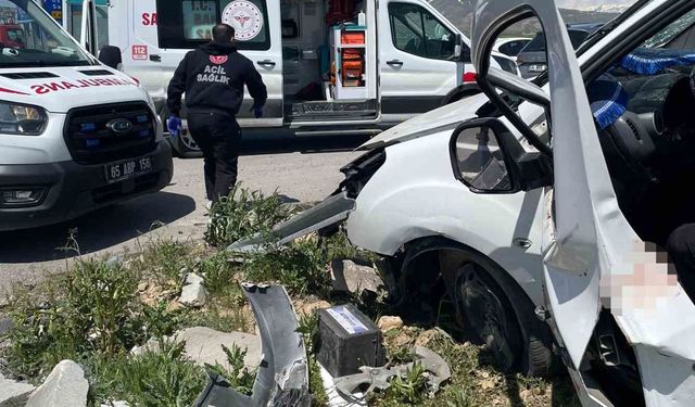 Van'da otomobiller çarpıştı: 4 ölü, 2 yaralı