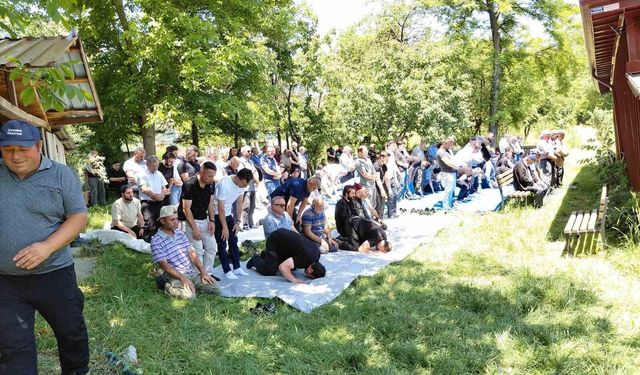 Yardım için durduğu emniyet şeridinde otomobil çarpmıştı, son yolculuğuna uğurlandı