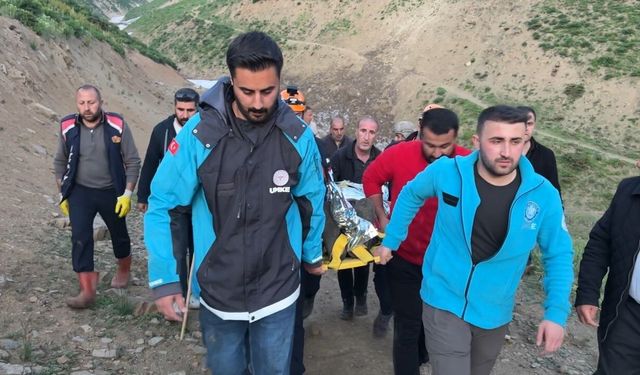 Yüksekova kırsalında zorlu kurtarma operasyonu: 6 saatlik mücadelenin ardından hastaneye ulaştırıldı