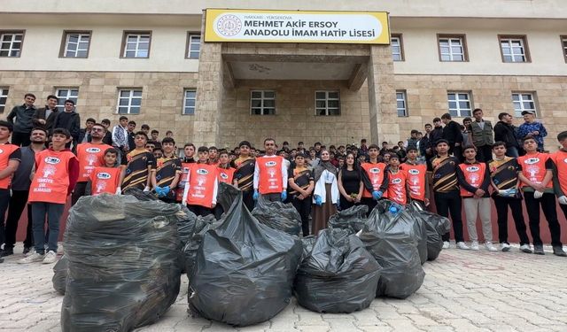 Yüksekova'da 400 kişi bir araya gelerek çevre temizliği yaptı
