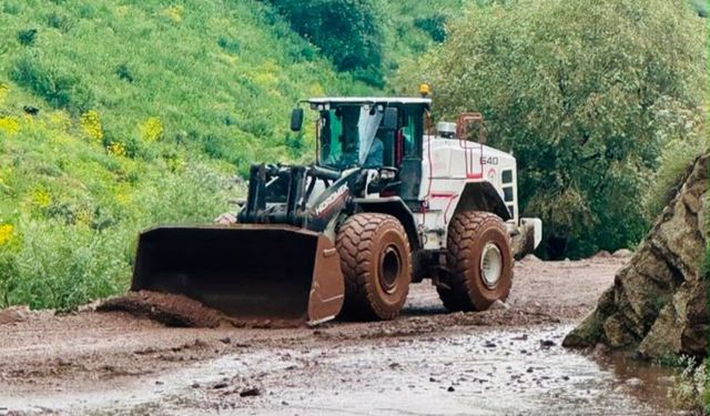 Yüksekova'da heyelan: Mezra yolu ulaşıma kapandı