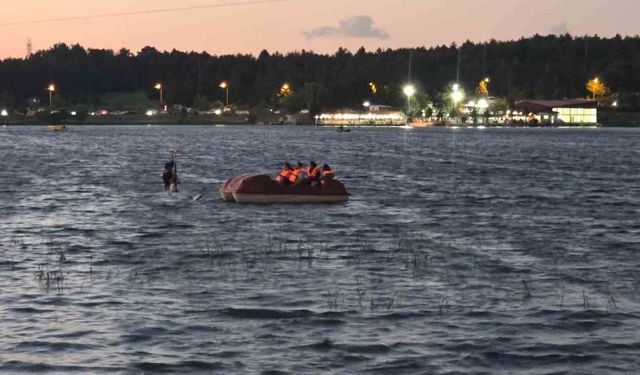 Ziplinede mahsur kalan vatandaşı deniz bisikletiyle gölette gezenler kurtardı
