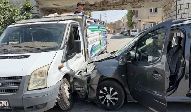 Nusaybin'de iki otomobil çarpıştı: 1 yaralı