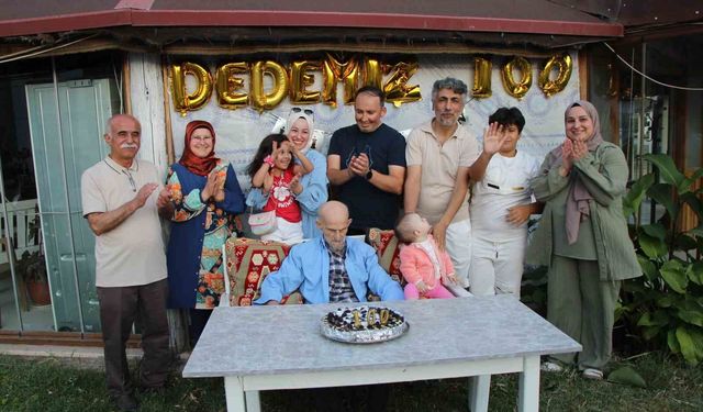 100 yaşına giren Ali dedeye doğum günü kutlaması