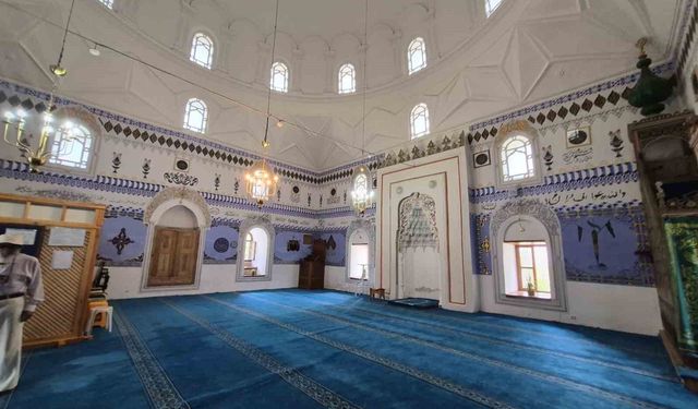 534 yıllık bu cami kıble hassasiyeti ile dikkat çekiyor