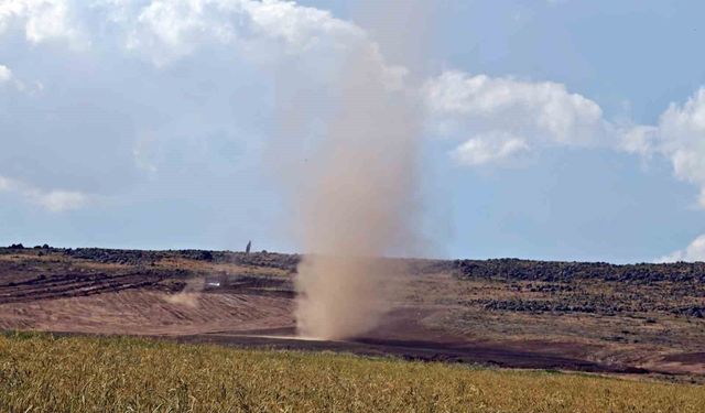 Ahlat'ta hortum kameraya yansıdı