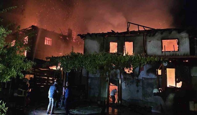 Ahşap evde çıkan yangın yanındaki diğer ahşap eve de sıçradı