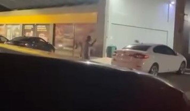 Akaryakıt istasyonunda sopalı kavga kamerada