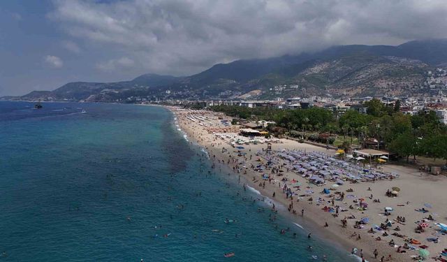 Alanya'da tatilciler deniz ve güneşin tadını çıkardı