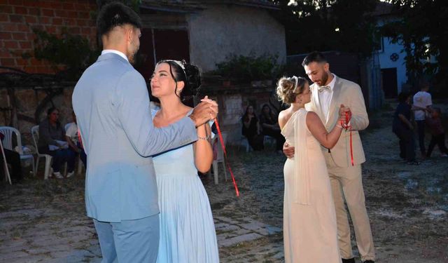 Almanya'dan Çorum'a uzanan mutluluk: İkiz kardeşler Alman gelin adaylarıyla nışanlandı