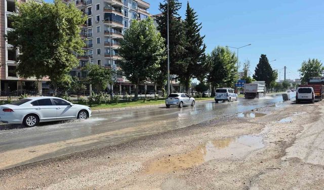 Ana şebeke borusu patladı, yol göle döndü