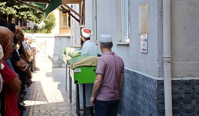 Ardahan'daki feci kazada hayatını kaybeden 4 kişi Artvin'de toprağa verildi