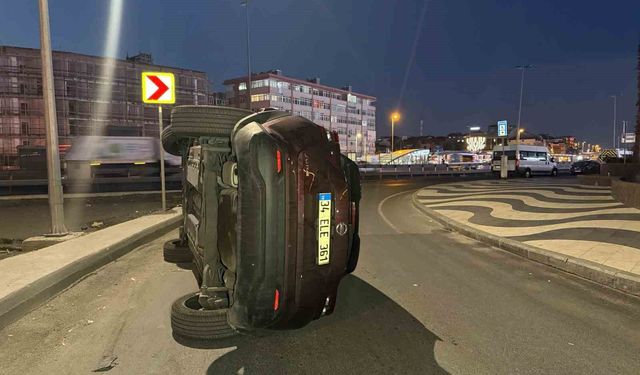 Bakırköy'de otomobil refüje çarpıp devrildi: 1 yaralı