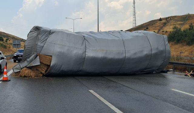Balıkesir'de saman yüklü tır devrildi, otoyol trafiğe kapandı
