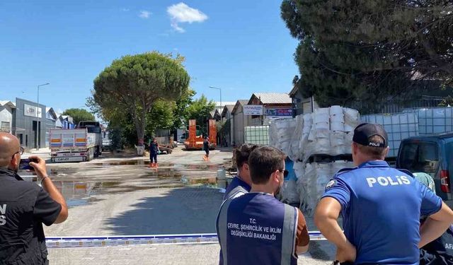 Balıkesir'de yere dökülen kimyasal madde kum emdirilerek temizlendi