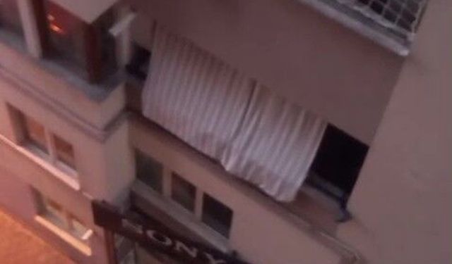 Balkon filesinde asılı kalan çocuğunu düşmesin diye dakikalarca tuttu