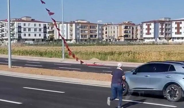 Batmanlı işçi yerdeki Türk bayrağını alıp, boyunun yettiği en yüksek noktaya astı