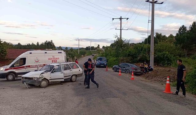 Bilecik'te iki otomobil çarpıştı: 10 yaralı