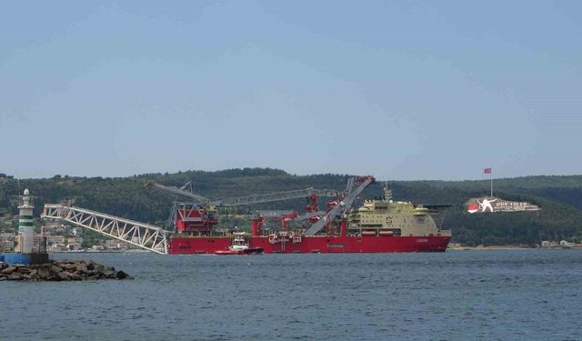 Boru döşeme gemisi 'JSD 6000' Çanakkale Boğazı'ndan geçti
