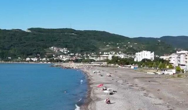 Cide'de selin ardından vatandaşlar sahillerde denize girmeye başladı