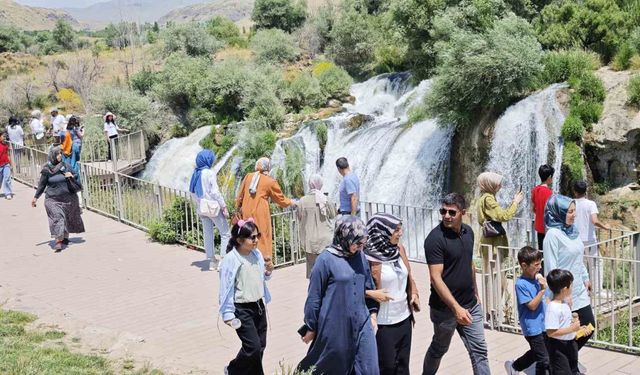 Debisi yükselen Muradiye Şelalesi'ne ziyaretçi akını