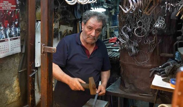 Demir ustalarının zorlu yaz mesaisi devam ediyor