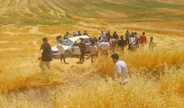 Diyarbakır'da otomobil tarlaya yuvarlandı: 5 yaralı
