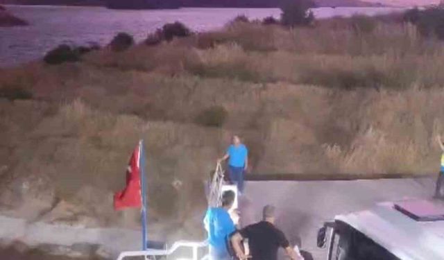 Elazığ'da fırtına etkili oldu: Feribot iskeleye yanaşamadı