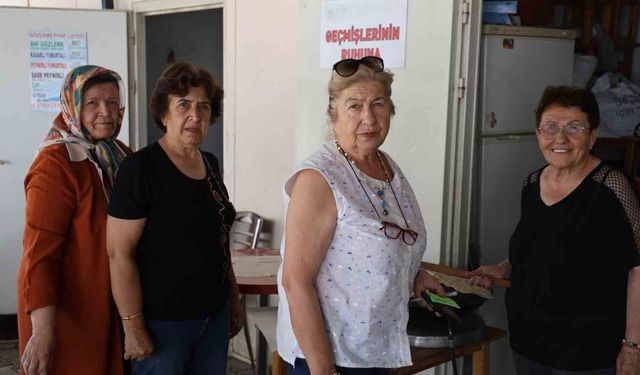 Emekli kadınlar gözleme satarak üniversitelilere destek oluyor