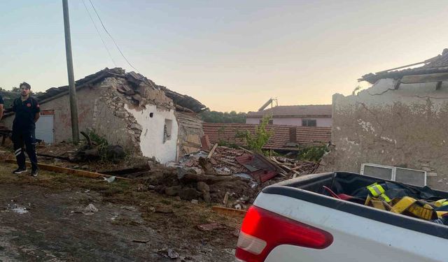 Eskişehir'de yangından dönen itfaiye aracı eve çarptı: 3 itfaiye eri yaralı