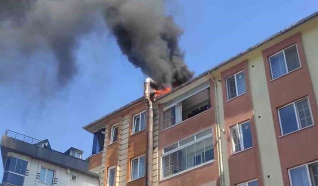 Eyüpsultan'da fırının havalandırma borusunda çıkan yangın çatıya sıçradı