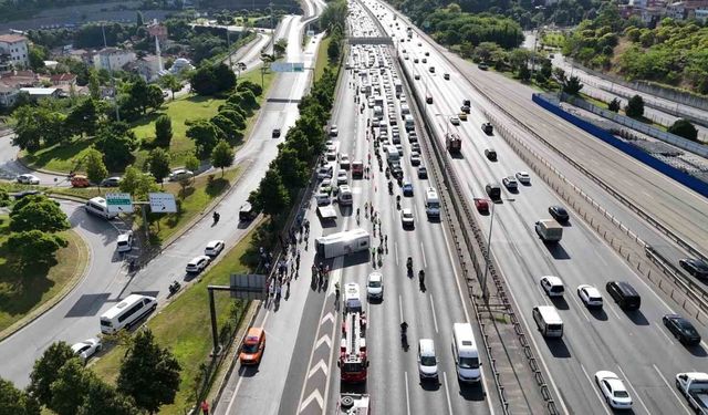FSM köprü çıkışında banka personelini taşıyan midibüs devrildi: 21 yaralı