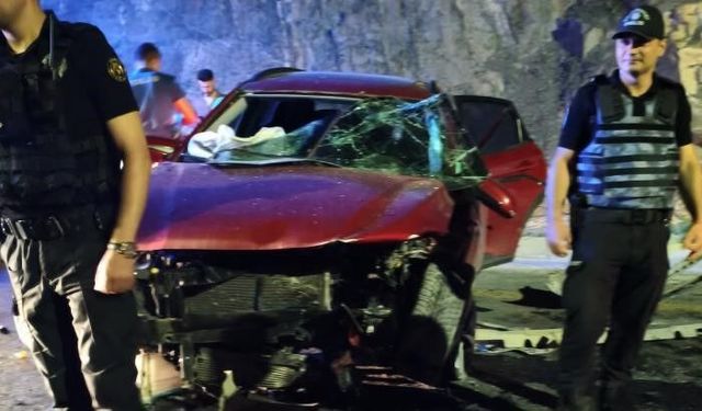 Hakkari'de otomobiller kafa kafaya çarpıştı: 7 yaralı