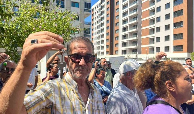 İzmir'de kentsel dönüşüm mağdurlarından 'anahtarlı' eylem