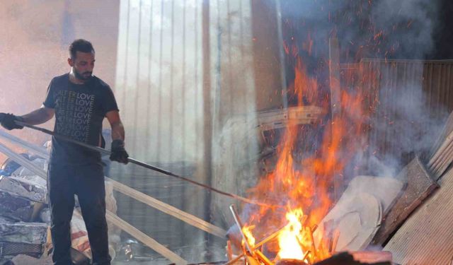 Kahramanmaraş'ta bunaltıcı sıcağa rağmen ateşin başında zorlu mesai