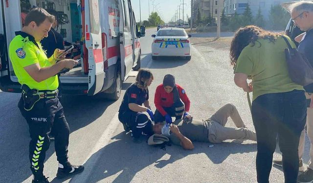 Karaman'da hafif ticari araçla çarpışan motosikletin sürücüsü yaralandı