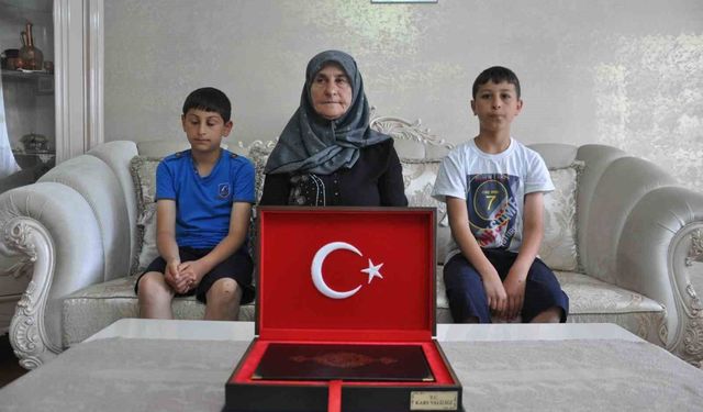 Kars'ta duygulandıran bayrak sevgisi: Aynı aileden iki kuşak, 7 yıl arayla valilik önünde Türk bayrağını öptü