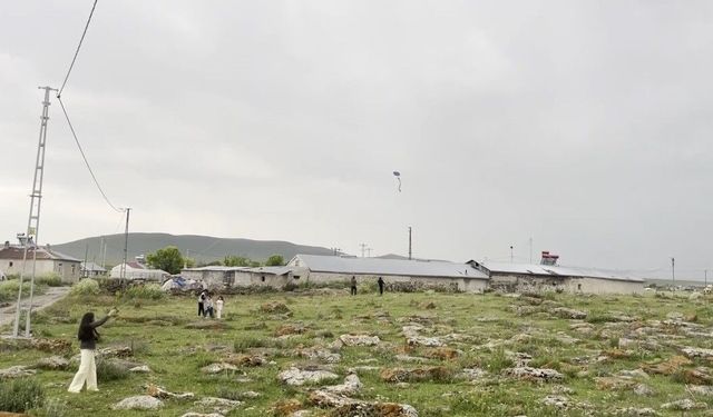Kars'ta köy çocuklarının uçurtma sevinci