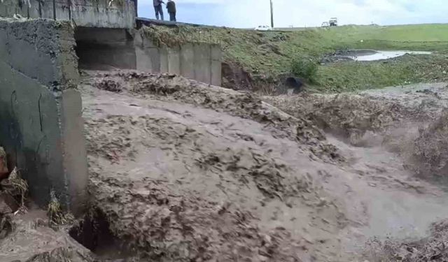 Kars'ta sel alarmı: Şiddetli yağış köy yolunu ulaşıma kapattı