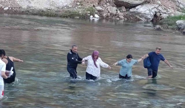 Kezer Çayı'nda mahsur kalan 8 kişi kurtarıldı