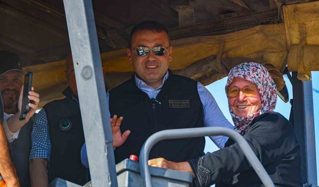 Köyünün sıcak asfaltını 73 yaşındaki Emine teyze döktü