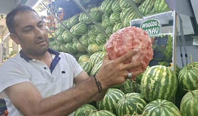 Kütahyalı manavın eliyle karpuz soyma videosu sosyal medyada viral oldu