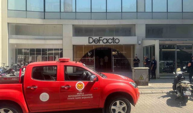 Marmaris'teki ünlü giyim firmasında yangın paniği
