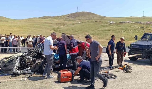 Muş'ta kamyonla otomobil çarpıştı: 2 ölü, 1 yaralı
