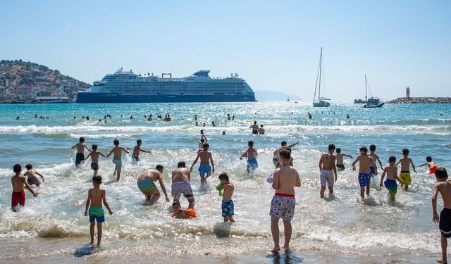 Nusaybinli çocuklar Kuşadası'nda ilk kez denizle buluştu
